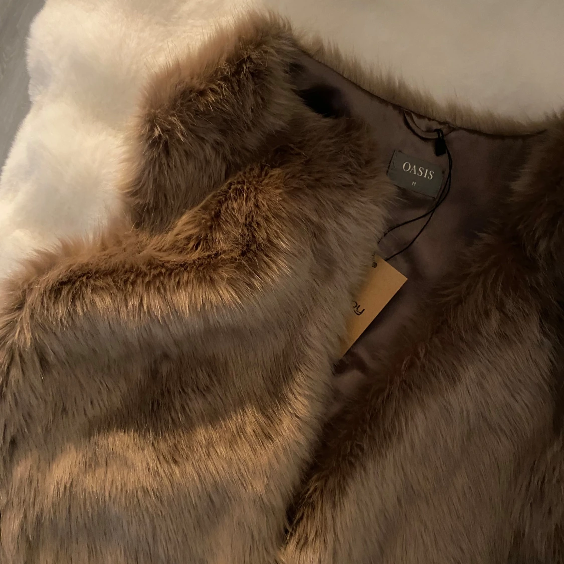 Brun pälsväst från Oasis - 1