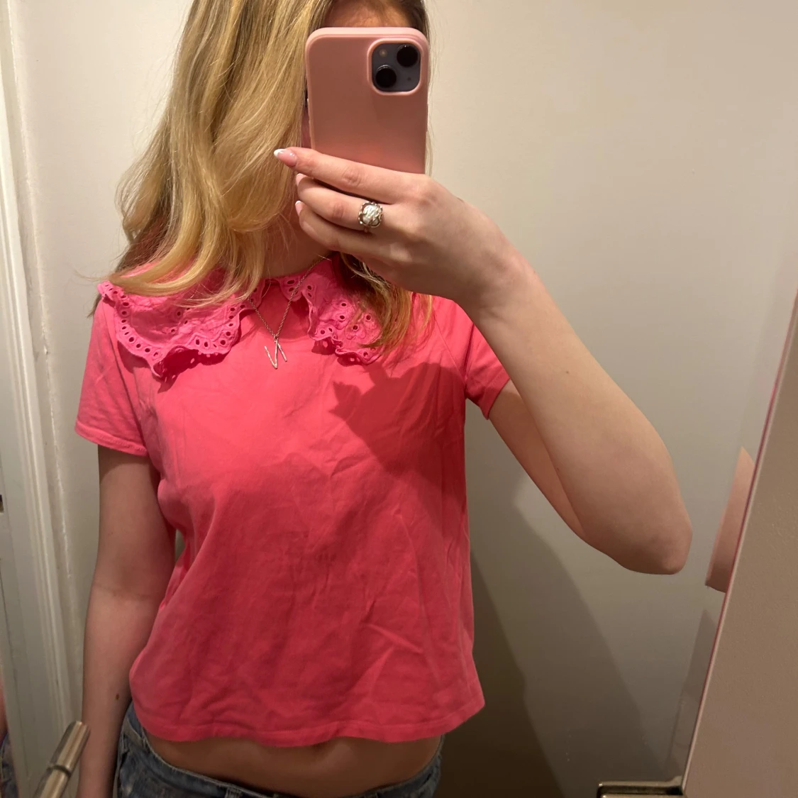 Rosa topp med spetsdetaljer