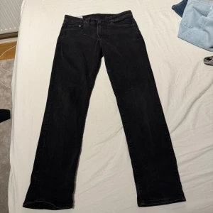 Svarta jeansbyxor - Snygga svarta jeansbyxor med en klassisk straight passform. Relativt bra skick pris kan diskuteras.