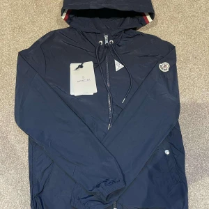 Moncler jacka - Hejsan hjälper nu min vän o sälja sin moncler jacka då han inte använder den längre och då han fick den i present och inte vet om den är äkta eller inte, billigare vid snabb affär 