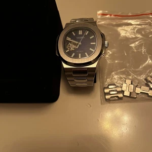 Seiko Nautilus open heart 40mm klocka - Seiko Nautilus Open Heart 40mm herr klocka i väldigt bra skick, extra länkar och låda följer med Skriv vid minsta fråga eller fundering💯👍