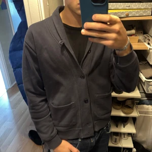 Cardigan  - Säljer denna riktigt snygga cardigan i toppen skick utan något nopper eller hål, strolek M 