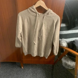 Beige merinoull hoodie - Säljer en stilren beige merinoull hoodie. Aldrig använd och i helt nytt skick. Pris kan diskuteras.