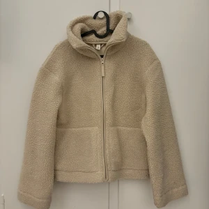 Teddyjacka hm - Säljer denna jättepopulära teddyjacka ifrån hm i bra skick❤️