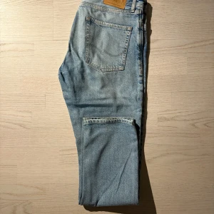 Jeans Jack & Jones - Ljusblå jeans från Jack & Jones i modellen Chris. Storlek 29/32.