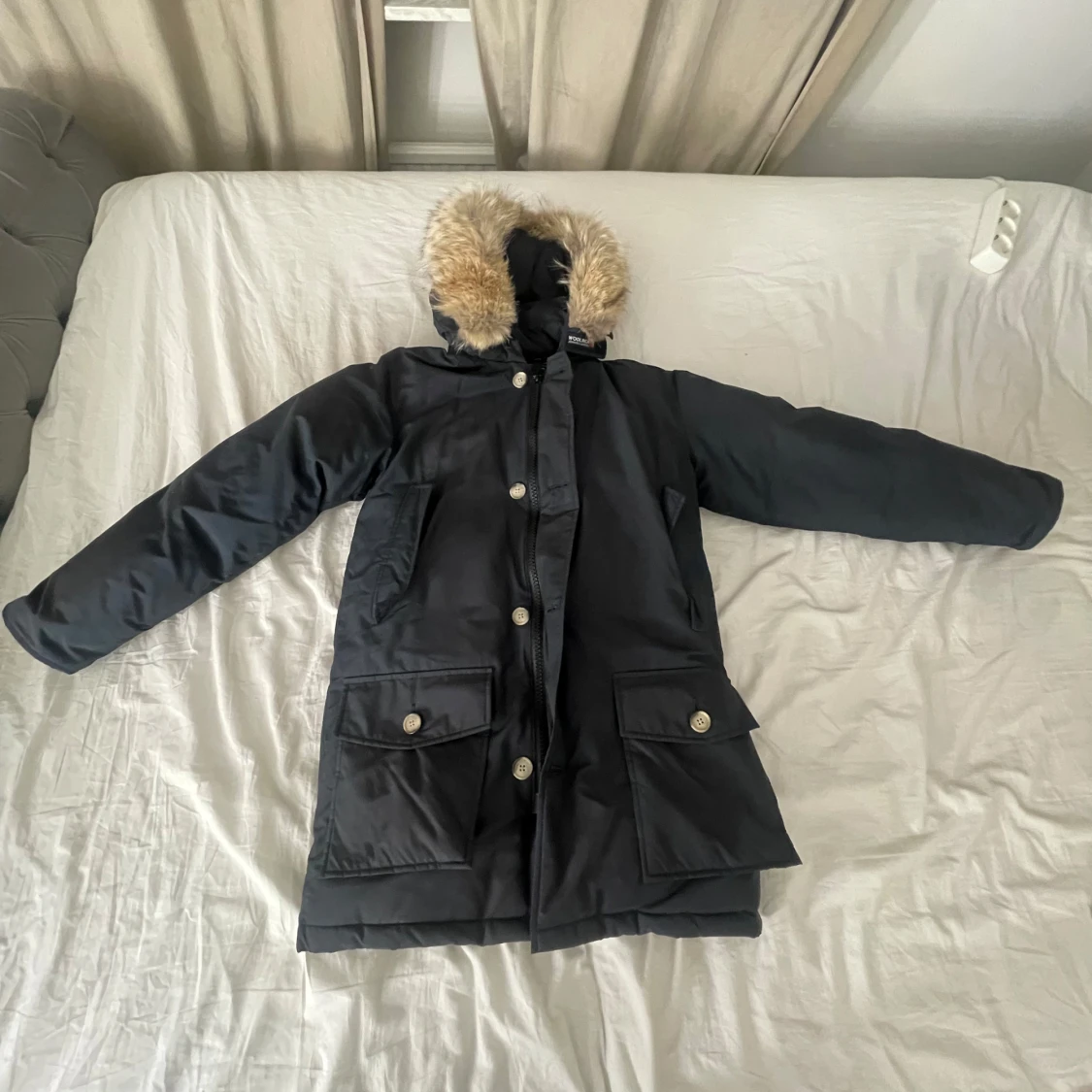 Svart parkajacka med pälsdetalj från Woolrich