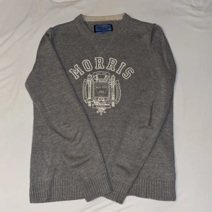 Grå stickad Morris tröja - Stilig men ändå ganska casual tröja som passar både till finklädnad och som vardags kläder. Står storlek S men den passar M lika bra. Tröjan har inga defekter eller fläckar. Använt den mycket lite då den inte passade mig när jag köpte den. Pris går att diskutera