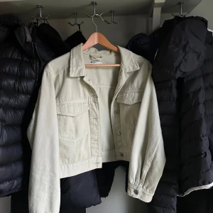 Ljusgrön jacka från Ginatricot  - Säljer denna fina ljusgröna vårjacka från Ginatricot. Är använd men i mycket gott skick. Nypris 399kr i storlek S. 