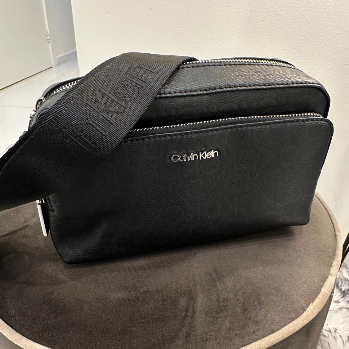 Axelremsväska från Calvin Klein