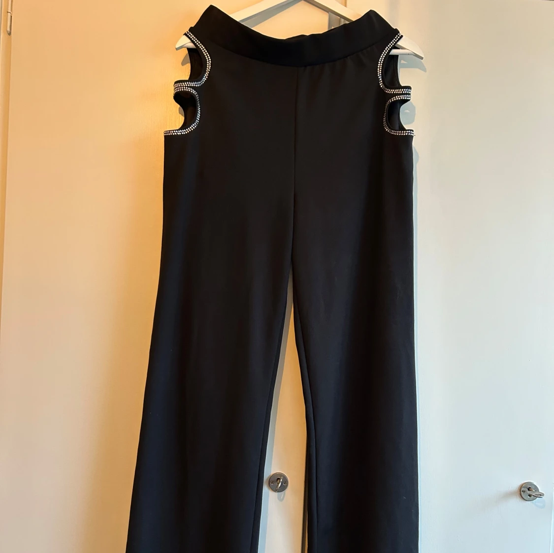 Vida kostymbyxor med hål på höfterna