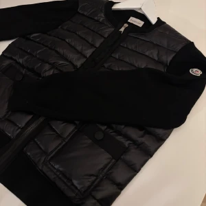 Svart cardigan från moncler - Säljer min helt nya Moncler cardigan i Strl L, perfekt nu till våren och passar till allt🙌                      Pris kan diskuteras!