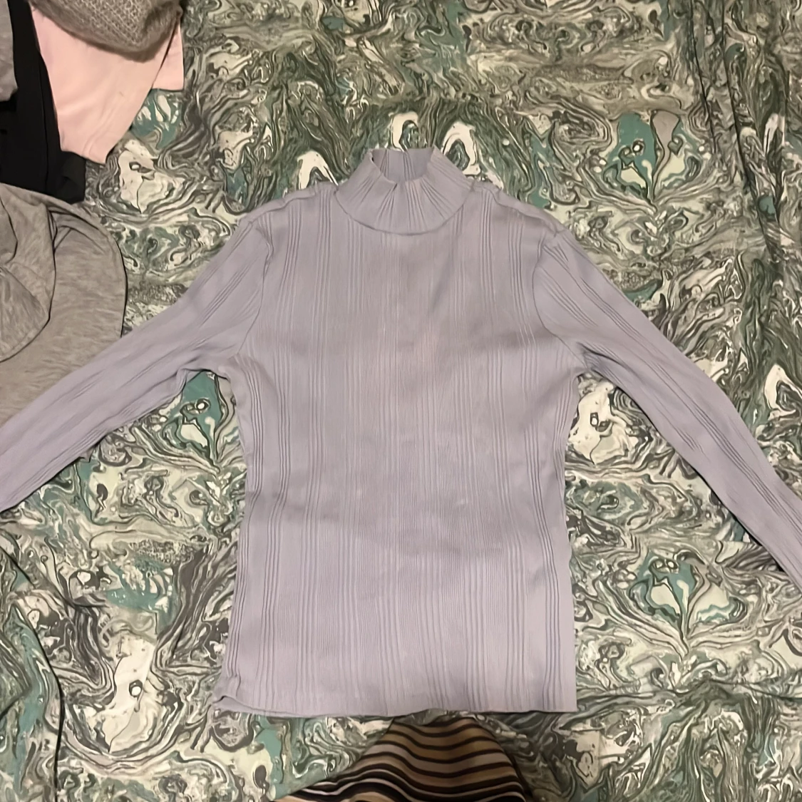 Ljuslila ribbad polotröja från Gina Tricot