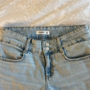 Lågmidjade jeans - Snygga ljusblå jeans från Pull&Bear, Bootcut modell. Fint skick. 