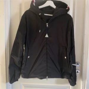 Moncler Windbreaker - Säljer en as feta äkta Moncler wind breaker perfekt nu för våren och sommaren men även in på hösten. Storlek 3 vilket motsvarar L, passar även M. Skick 9/10 då vilket motsvarar priset! NFC Scan, kvitto finns och det är bara att skicka ett meddelande för att få se de. Priset går att diskuteras vid snabb affär!