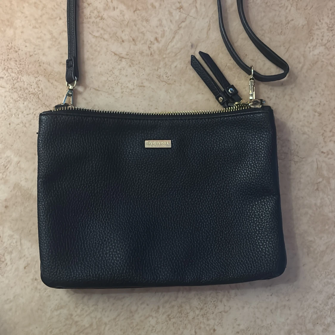 Svart axelväska med dragkedja