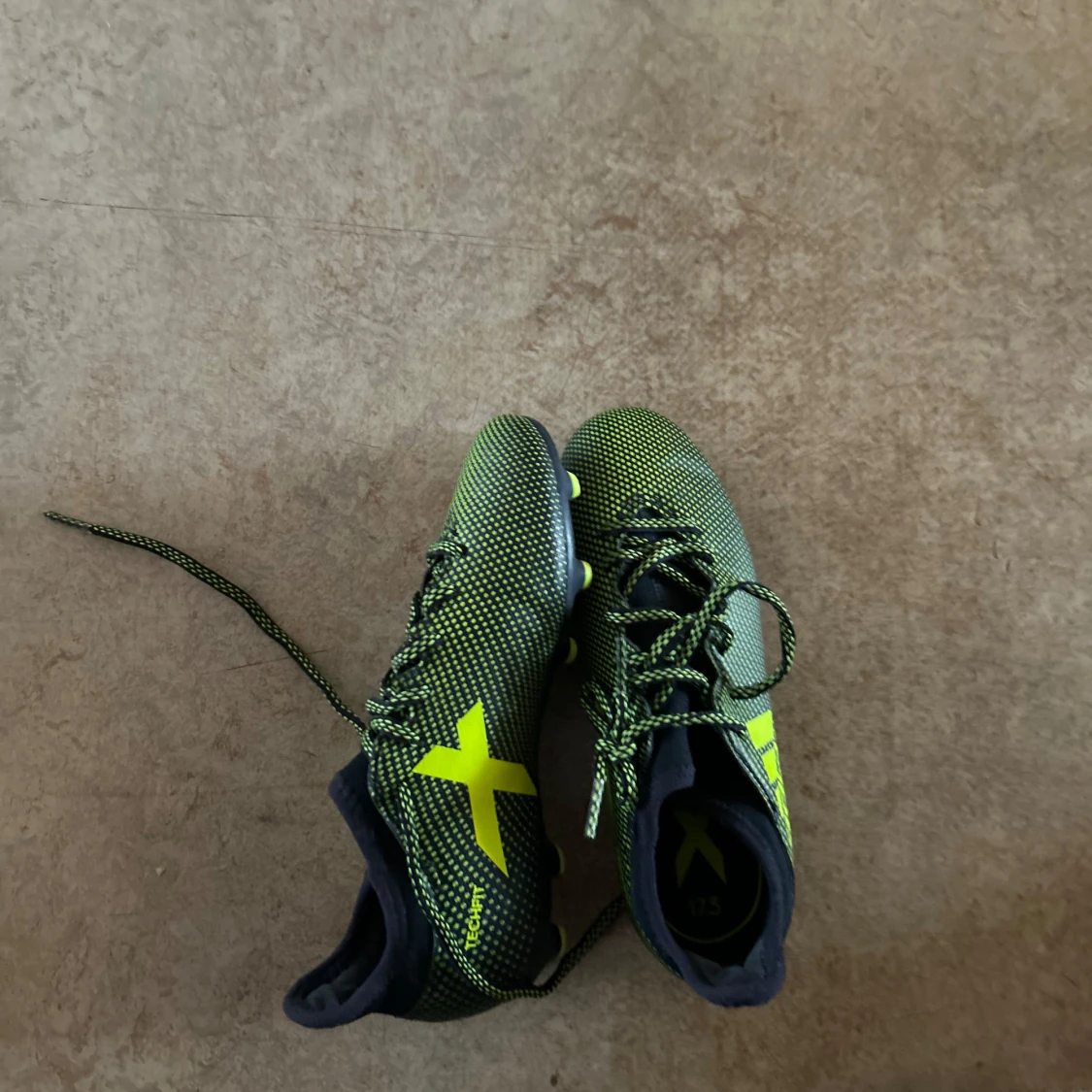 Adidas fotbollsskor i svart och neongul - 3