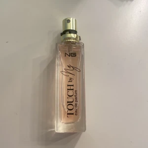 Touch by NG Eau de Parfum - Säljer en elegant och stilren parfymflaska från NG, Touch by NG Eau de Parfum. Flaskan är genomskinlig med en guld spraypump och rymmer 15 ml. Perfekt för att ha med sig i väskan för en fräsch doft hela dagen. Aldrig använd. Köptes i början av januari. Skriv innan köp💞✨