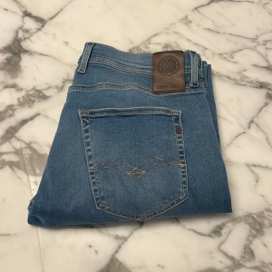 Blå jeans från Replay - Hej! Jag säljer dessa riktigt feta Replay grover hyperflex jeans i storlek w33! Jeansen är i riktigt bra skick! Hör av er om ni har frågor!😊