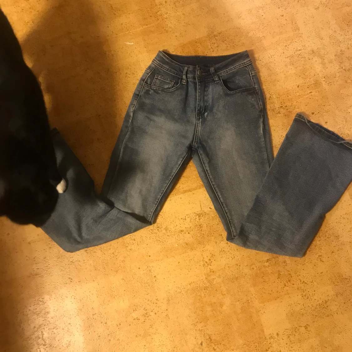 Blå jeans med broderade bakfickor - 1