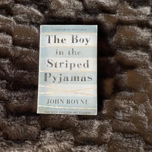 The Boy in the Striped Pyjamas - Säljer 'The Boy in the Striped Pyjamas' av John Boyne, 10-årsjubileumsutgåvan. En gripande berättelse som utforskar vänskap och oskuld under svåra tider. Perfekt för bokälskare som söker en tankeväckande läsning.