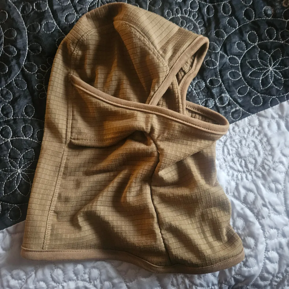 Helt oanvänd, legat hyllan hela vintern. Riktigt varm och skön!. Asusteet.