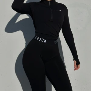 Tights från Relode - Säljer min fina tights från Relode i strl M. Modellen heter Apex seamless och är en stretchig modell utan scrunch! I princip helt oanvända därav i superbra skick!🖤✨