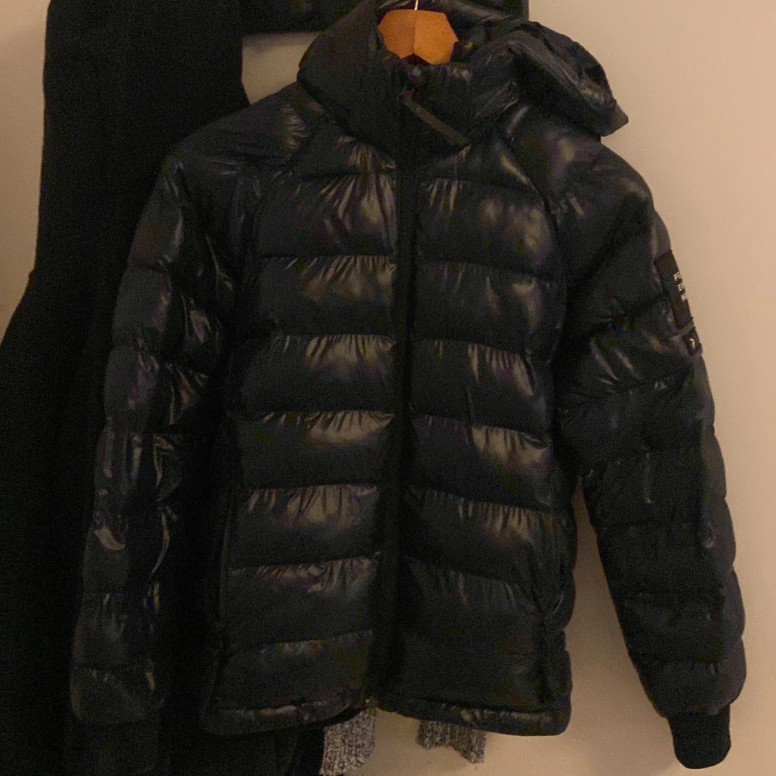 Svart dunjacka från Peak Performance