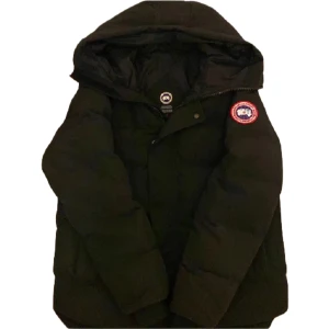 Canada Goose Macmillan Jacka - En canada goose macmillan i väldigt bra skick, pris kan diskuteras. OBS! Taggar och påse medföljer