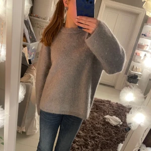 Grå stickad tröja från H&M - Snygg och skön grå stickad tröja från H&M. Den är helt ny och har fortfarande kvar prislappen. Säljer den för att den inte har kommit till användning än och bara sitter i min gaderob. Storlek xs💕möjligheten att få tröjan billigare finns🤍✨ för fler bilder eller frågor skriv till mig!🩷🩷