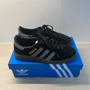 Svarta Adidas Handball Spezial - Knappt oanvänd Adidas Handball Spezial i svart, storlek 41, i nästan nytt skick. Kvitto ingår. Kommer inte till någon användning, pris kan diskuteras. 