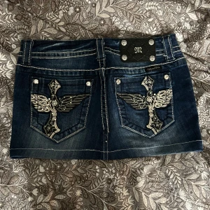Miss me jeanskjol - Intressekoll‼️ på denna söta miss me jeanskjolen. Midjemått rakt över- 35,5 