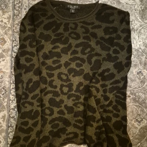 Leopard stickad - Säljer en cool stickad tröja från Amisu med leopardmönster i grönt och svart. ❤️‍🔥