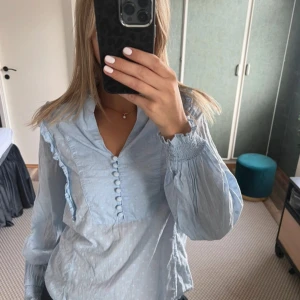 Blå blus  - Blå blus ifrån H&M, storlek 34, jättefin med knappar 