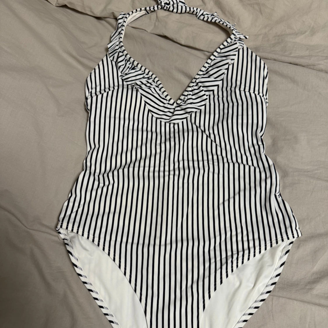 Randig baddräkt med knytband