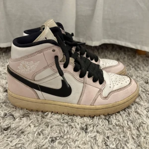 Air jordans 1 mid’s - Säljer mina jordan 1’s då det inte är min stil längre. Sulan har en liten början på ett hår vid ena hälen men utöver det sitter dem super🩷🩷  Skriv om du har några funderingar