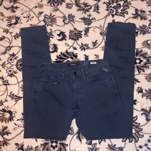 Mörkblå Replay jeans slimfit  - Ett par feta replay jeans I bra skick! Jeansen har inga skavanker, men är en äldre modell. Storlek 32/34 och är slimfit. Vid frågor eller funderingar hör av dig till mig!