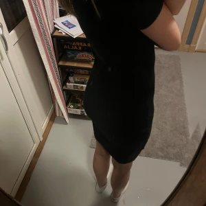 Svart klänning  - Klänning som formar figuren i ett elastiskt tyg. Är själv en storlek 36 men passar bra även fast storleken är 32💝