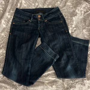 Mörkblå lågmidjade jeans från Gina Tricot - Snygga mörk/marinblå  lågmidjade raka jeans från Gina Tricot, i modellen amanda raw. Storlek 29/32. Midjemått: 38cm. Innerbenslängd:78cm. Super fint skick då de är förstora på mig och aldrig använts! Skriv för frågor eller fler bilder💗 