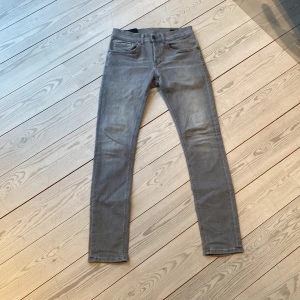 Dondup George  - DONDUP George skinny fit. Hej säljer nu min dondup i skick 9/10. Dom är helt äkta och knappt använda. DET ÄR BARA ATT HÖRA AV ER OM NI HAR BÅGRA FRÅGOR.