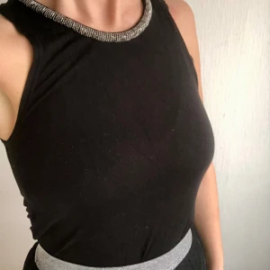 Linne i svart med silverdetalj - Ett linne med silverdetalj vid ringning. Mycket bra skick!  Stor i storleken, passar mig som ofta har S-M i linnen. (Finns på fler säljsidor)