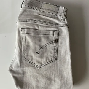 Dondup George - Tja! Säljer dessa Dondup jeans i modellen George. De är i ett mycket fint skick! Storlek 30. Hör av er vid frågor och funderingar!
