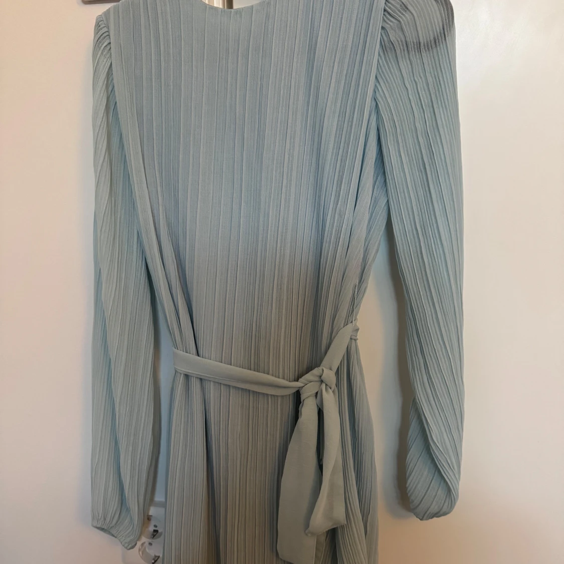 Ljusblå plisserad klänning - 1