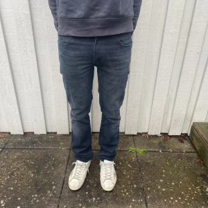 Nudie jeans  - Säljer ett par snygga jeans från Nudie i modell Thin Finn. Jeansen är helt nya men utan tags. Det är storlek W29/L32. Vid minsta fråga eller fundering är det bara att höra av sig👍