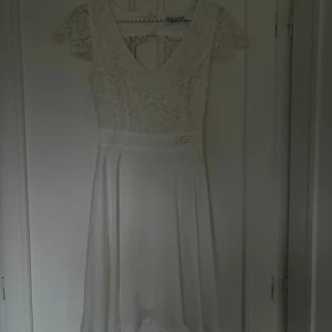 Studentklänning  - Superfin vit klänning från bubbelroom med öppen rygg med fina spetsdetaljer💕