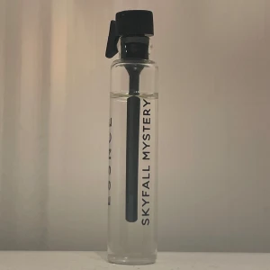 ESSNCE Skyfall mystery - En test på Skyfall Mystery parfymen som är kopia på Alien av Mugler. Mer info står i bilderna! Aldrig använd, bara doftat på den!