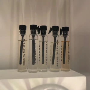 5 parfymprover ESSNCE - 2 parfymer kvar: 'Coco on the Beach' och 'Cozy Goddess'. Perfekt för att prova nya dofter! Kommande annonser är på var och en parfym med mer info. Orginalpris är 45kr men jag säljer för 23kr styck och paketpris om man vill köpa fler! 