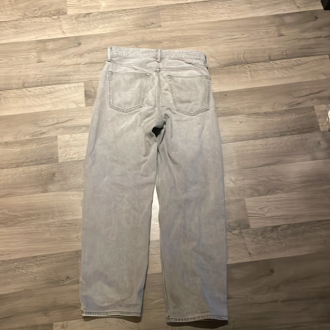 Ljusgrå jeansbyxor - 1