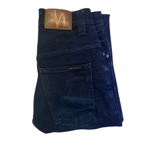 Mörkblåa Nudie jeans 164 - Riktigt snygga Nudie jeans. Storleken är W28 L32 men verkar ha krymt. Passar nu någon runt 160-165. jeansen är i toppkvalite annars. Perfekt för dig som vill ha en tillbaka lugn och fräsch stil