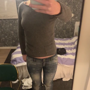 Grå tröja - Säljer en stilren grå tröja från Stefanel. Tröjan har långa ärmar och praktiska fickor framtill. Perfekt för en avslappnad och bekväm stil. Passar bra till jeans eller kjol.