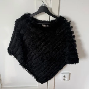 Svart poncho  - Jätte fin poncho endast använd några gånger. 